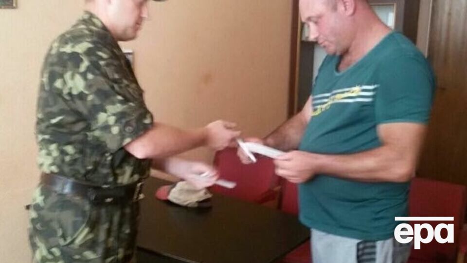 Вручение повестки о мобилизации подозреваемому в стрельбе по ребенку