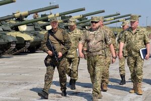 Александр Турчинов (в центре) считает, что Россия готовит наступление на Донбассе