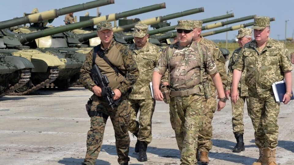 Александр Турчинов (в центре) считает, что Россия готовит наступление на Донбассе