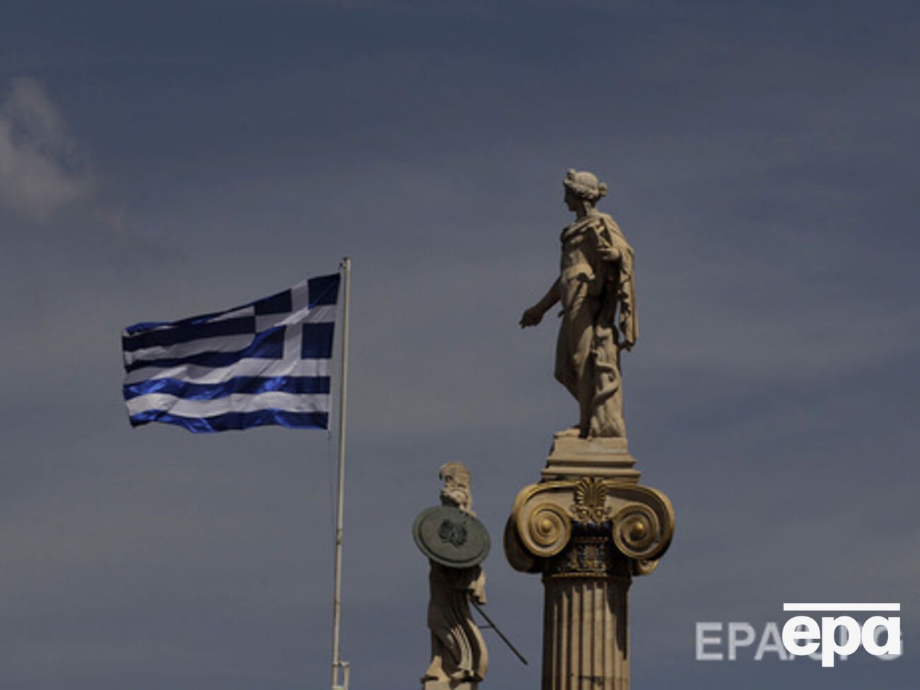 Правительство поддерживает жесткие меры экономии, объясняя, что они помогут стране избежать финансового коллапса