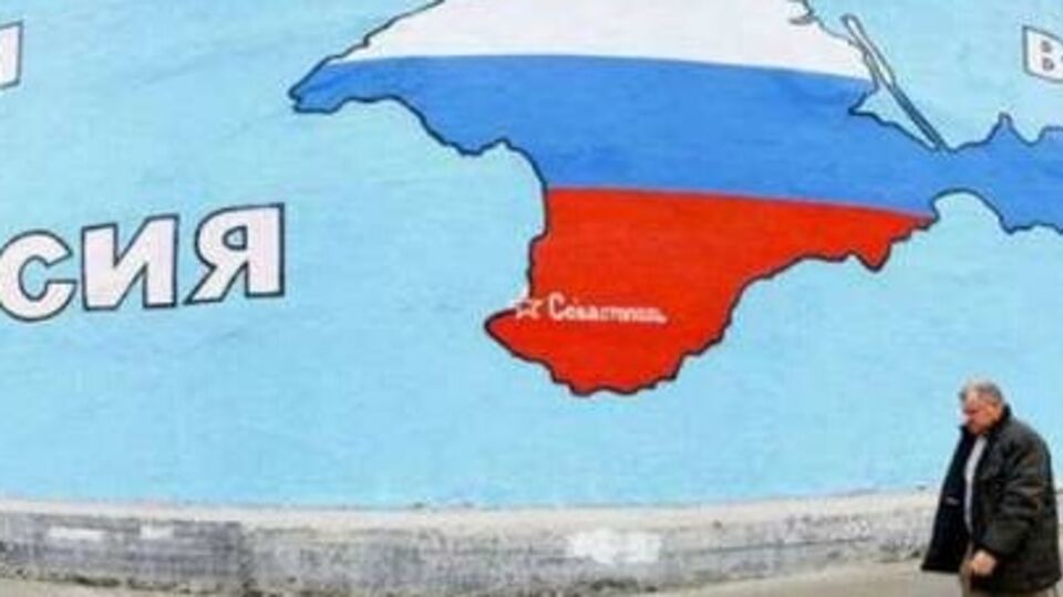 В отличие от российского, делать снимки с украинским флагом в Крыму опасно