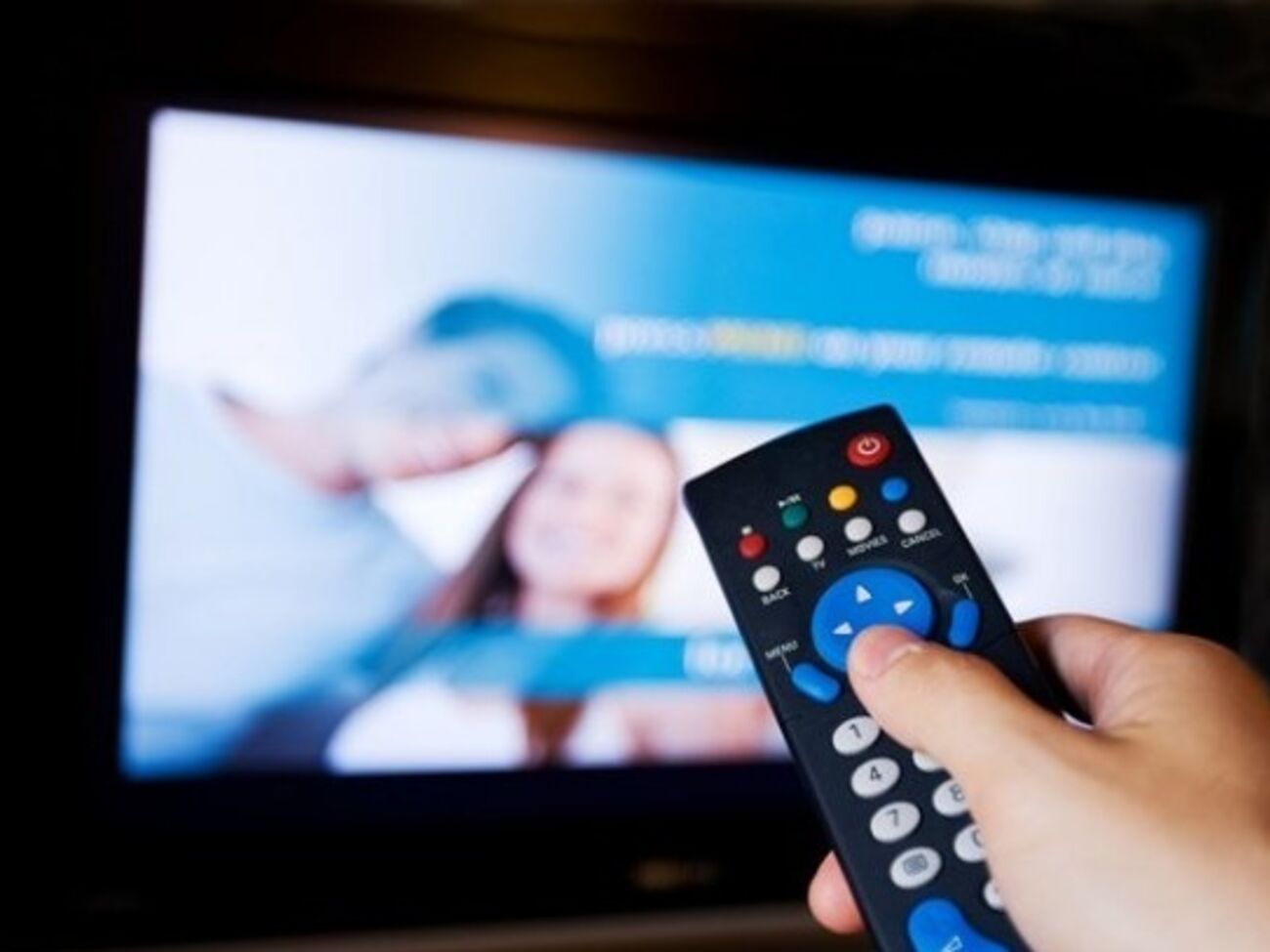 Каждый пятый респондент придерживается мнения, что "телевидение дает убогое и искаженное представление о событиях в мире"