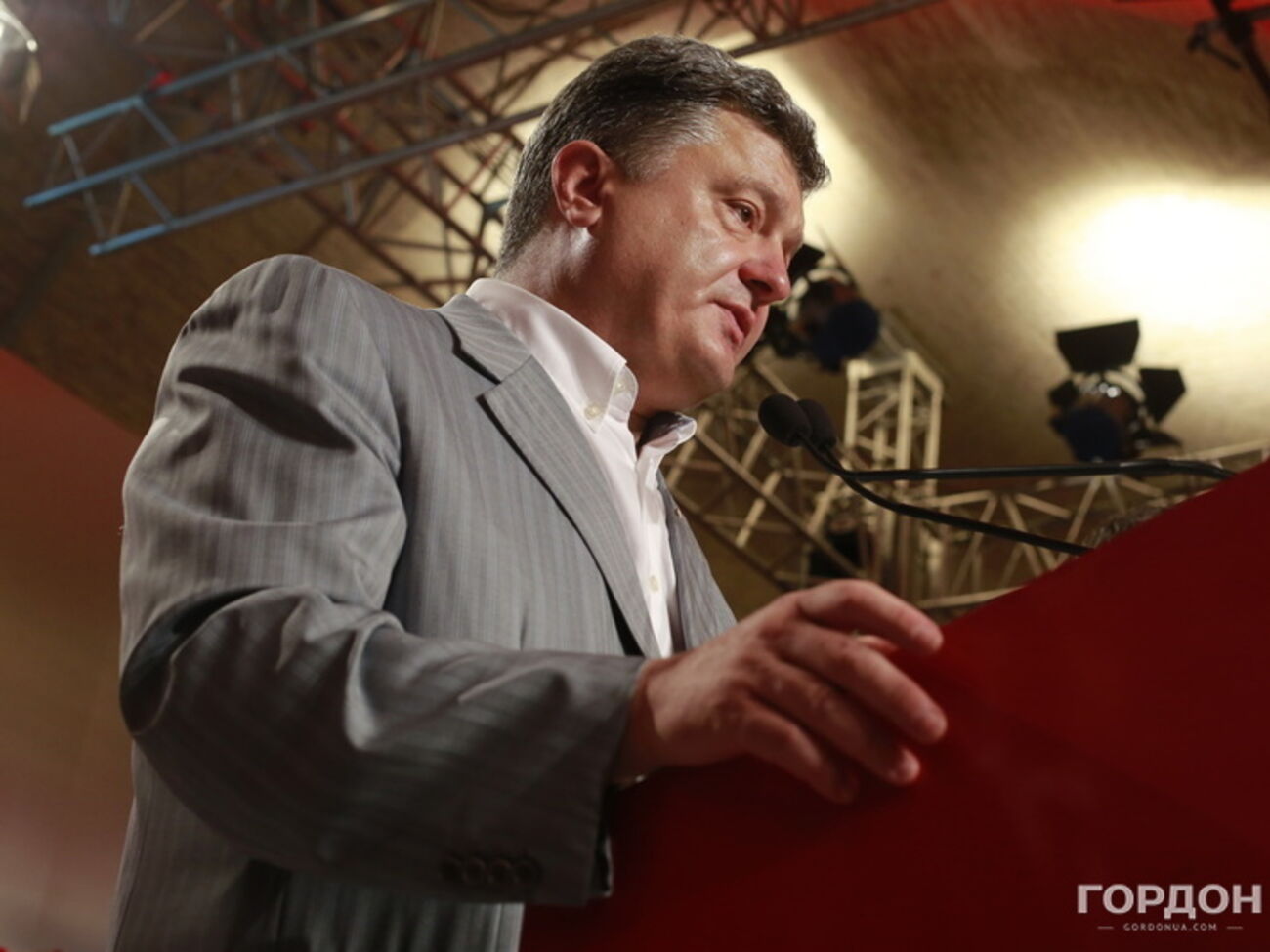 Порошенко создал военно-гражданские администрации в районах Донецкой и Луганской областей