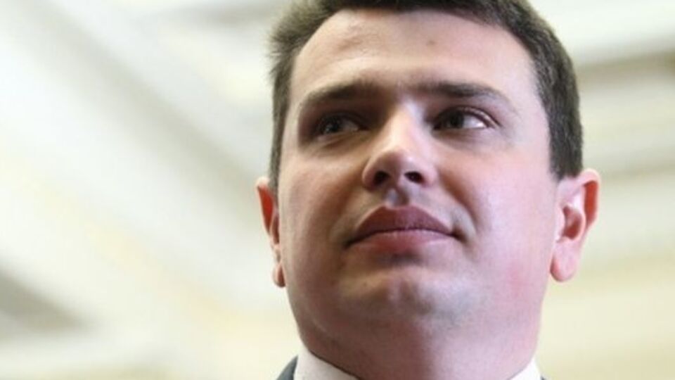 Сытник заявил, что купил жене билет в Лондон на собственные средства