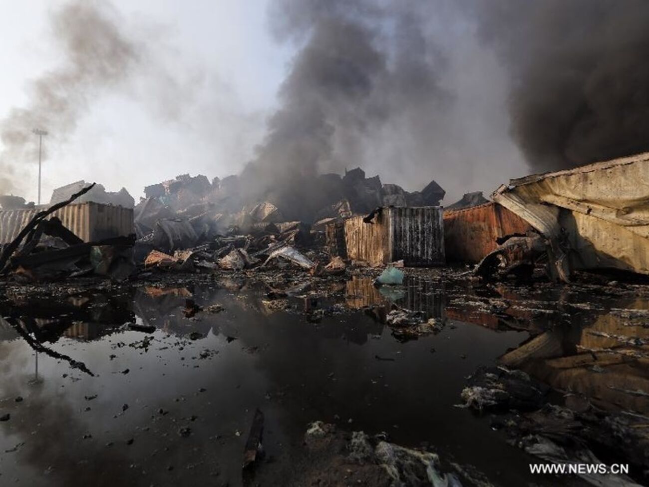 После взрыва в Тяньцзине продолжают находить мертвых и живых