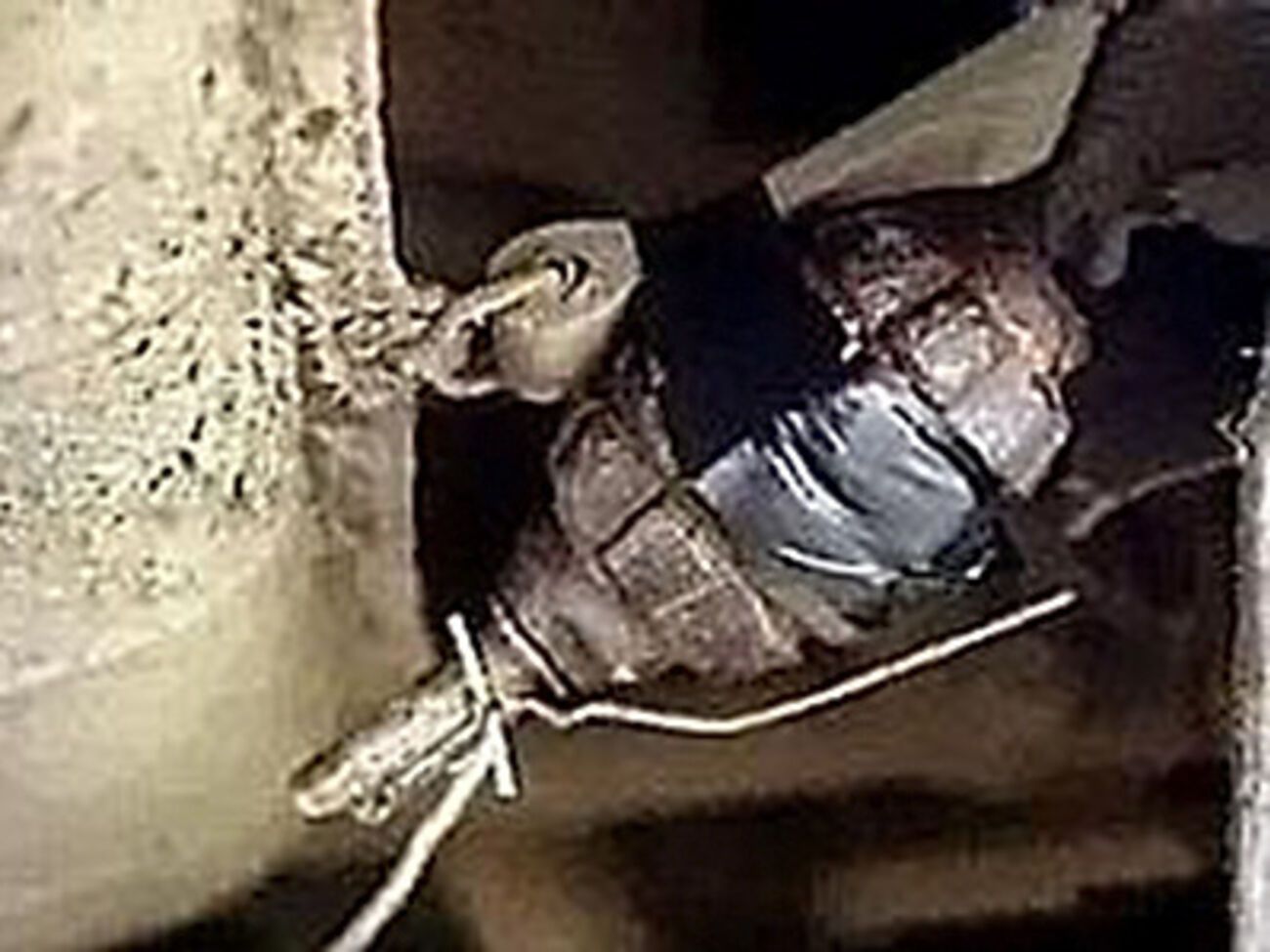 Граната была прикреплена на растяжке у входа в морг