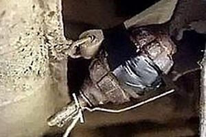 Граната была прикреплена на растяжке у входа в морг