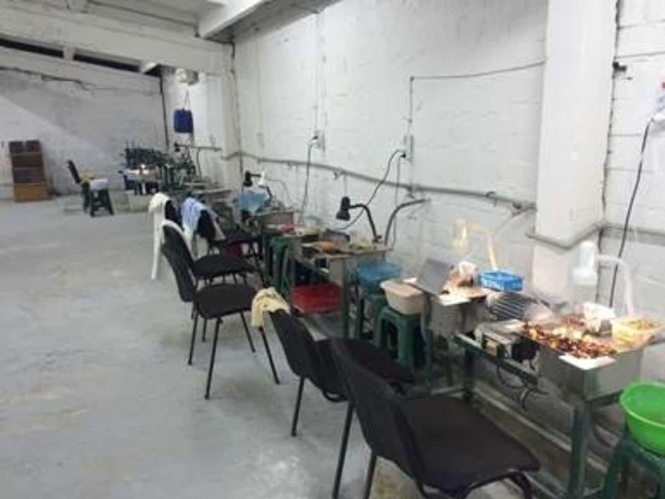 В ходе обыска в цеху правоохранители изъяли около 80 кг янтаря и оборудование для его обработки