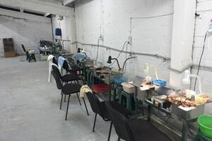 В ходе обыска в цеху правоохранители изъяли около 80 кг янтаря и оборудование для его обработки