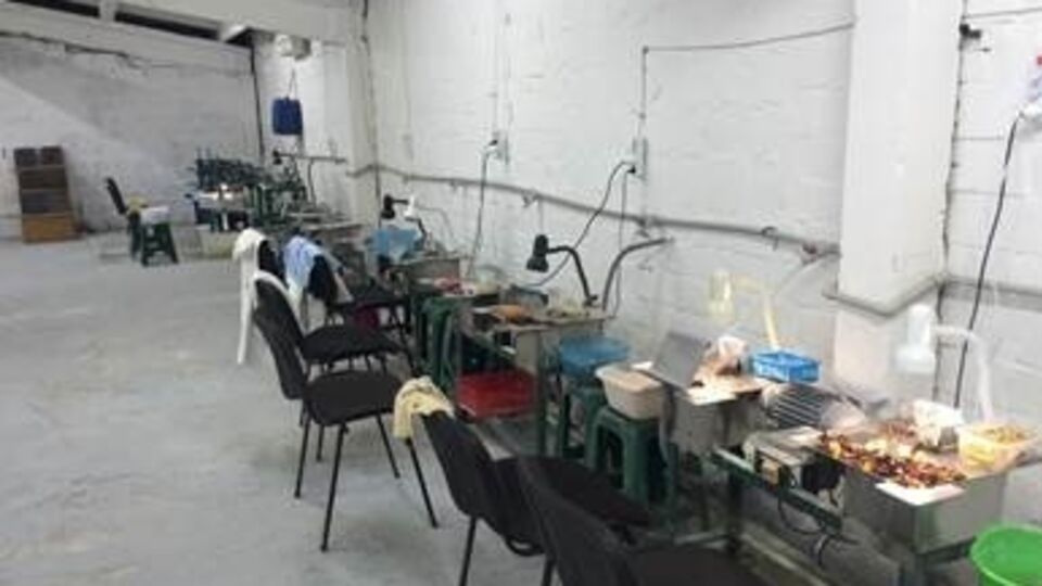 В ходе обыска в цеху правоохранители изъяли около 80 кг янтаря и оборудование для его обработки