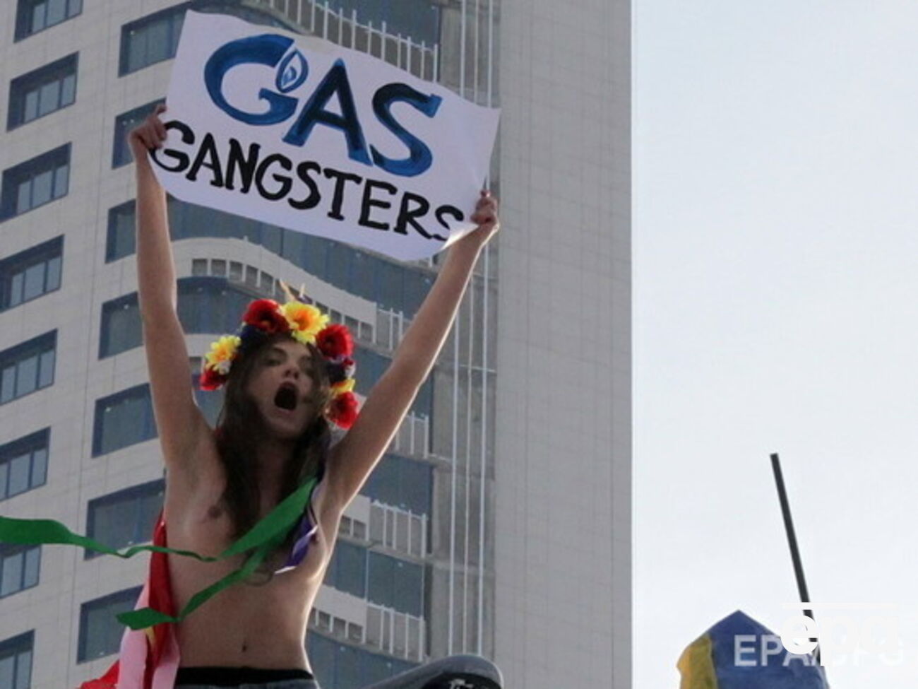 Активистка движения "Фемен" протестует против политики "Газпрома" в отношении Украины. Центральный офис "Газпрома", Москва, 2012 год