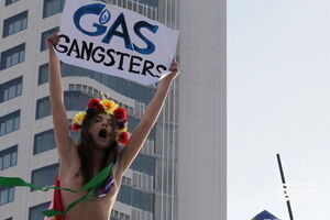 Активистка движения "Фемен" протестует против политики "Газпрома" в отношении Украины. Центральный офис "Газпрома", Москва, 2012 год