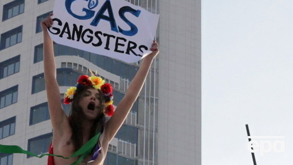 Активистка движения "Фемен" протестует против политики "Газпрома" в отношении Украины. Центральный офис "Газпрома", Москва, 2012 год