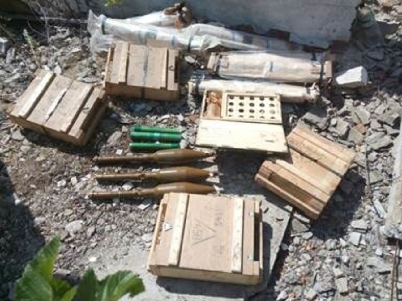 В Луганской области на территории дачного кооператива обнаружены девять гранатометов, три выстрела к гранатомету РПГ-7, 13 гранат и 7 тыс. патронов