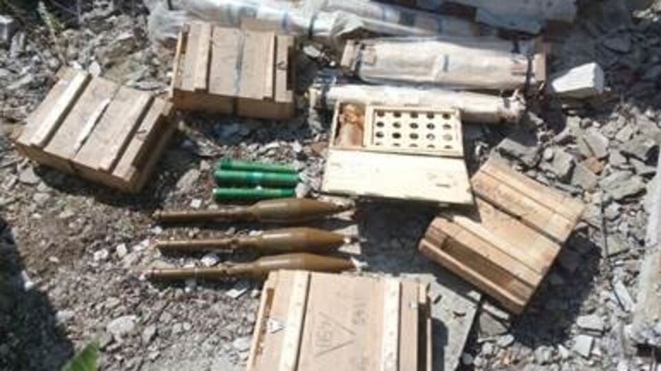 В Луганской области на территории дачного кооператива обнаружены девять гранатометов, три выстрела к гранатомету РПГ-7, 13 гранат и 7 тыс. патронов