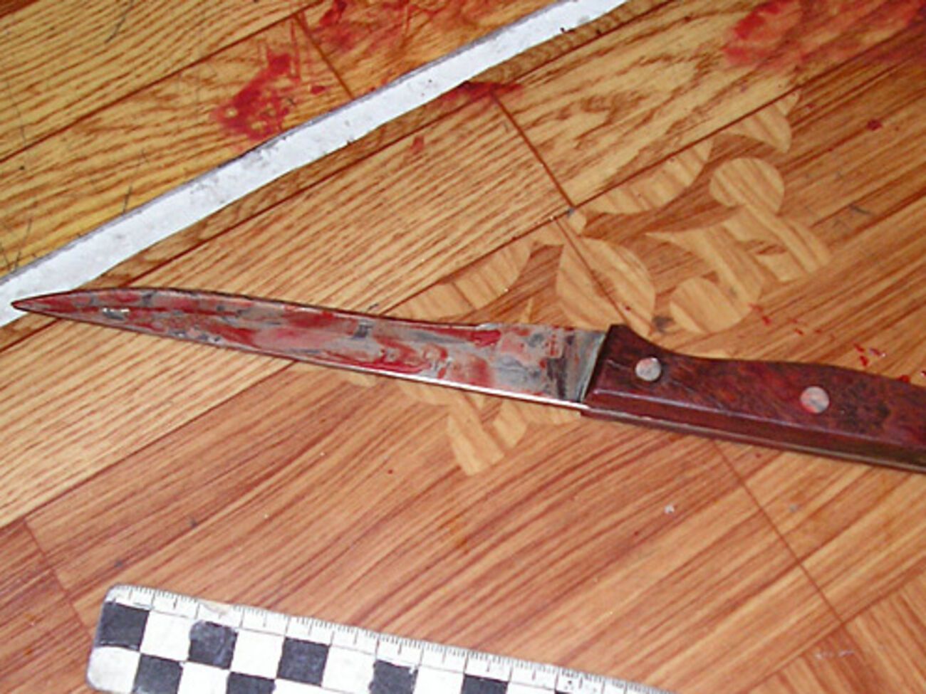 Прибывший по вызову участковый милиционер умер от ножевого ранения в шею