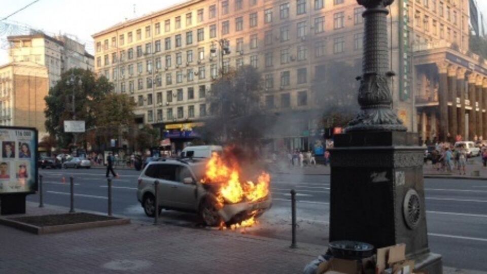 В центре Киева вспыхнул автомобиль посольства США