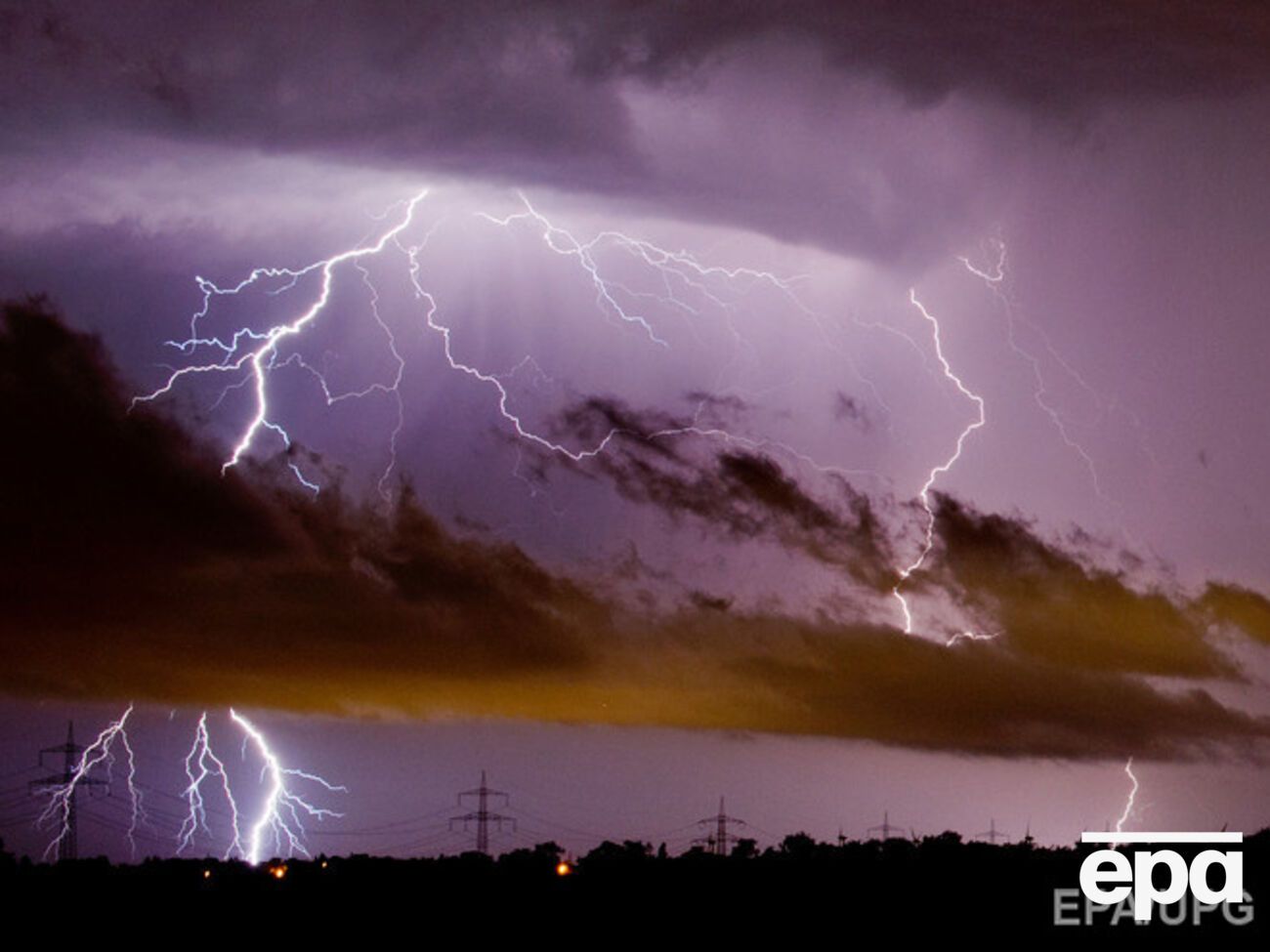 Молния в Индии в это время года --- явление нередкое