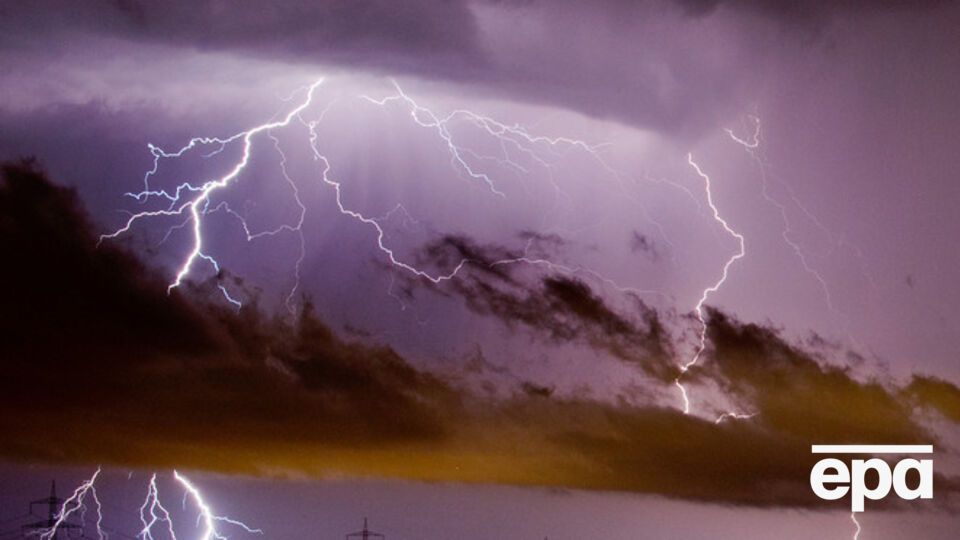 Молния в Индии в это время года --- явление нередкое