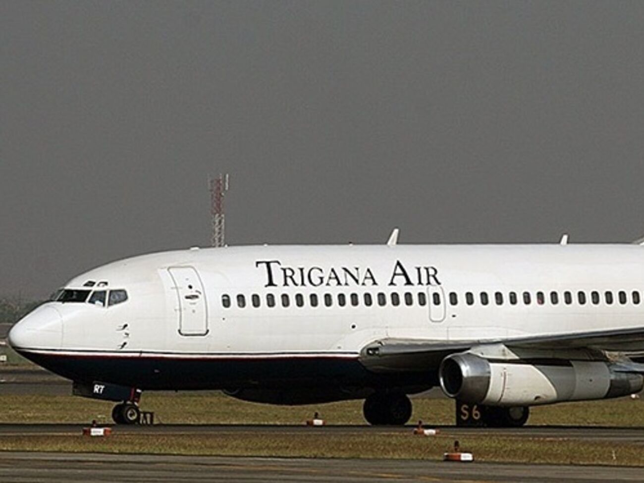 На борту самолета --- 54 человека