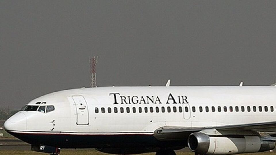 На борту самолета --- 54 человека