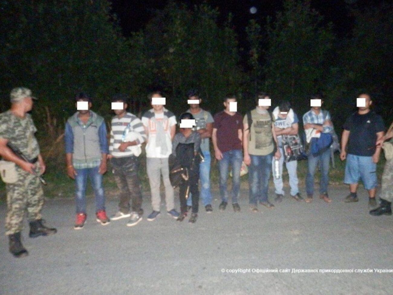 Десять человек без документов задержали пограничники в 100 м от границы с Венгрией.