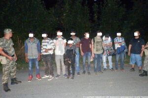 Десять человек без документов задержали пограничники в 100 м от границы с Венгрией.