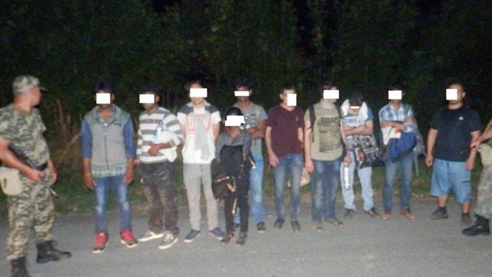 Десять человек без документов задержали пограничники в 100 м от границы с Венгрией.