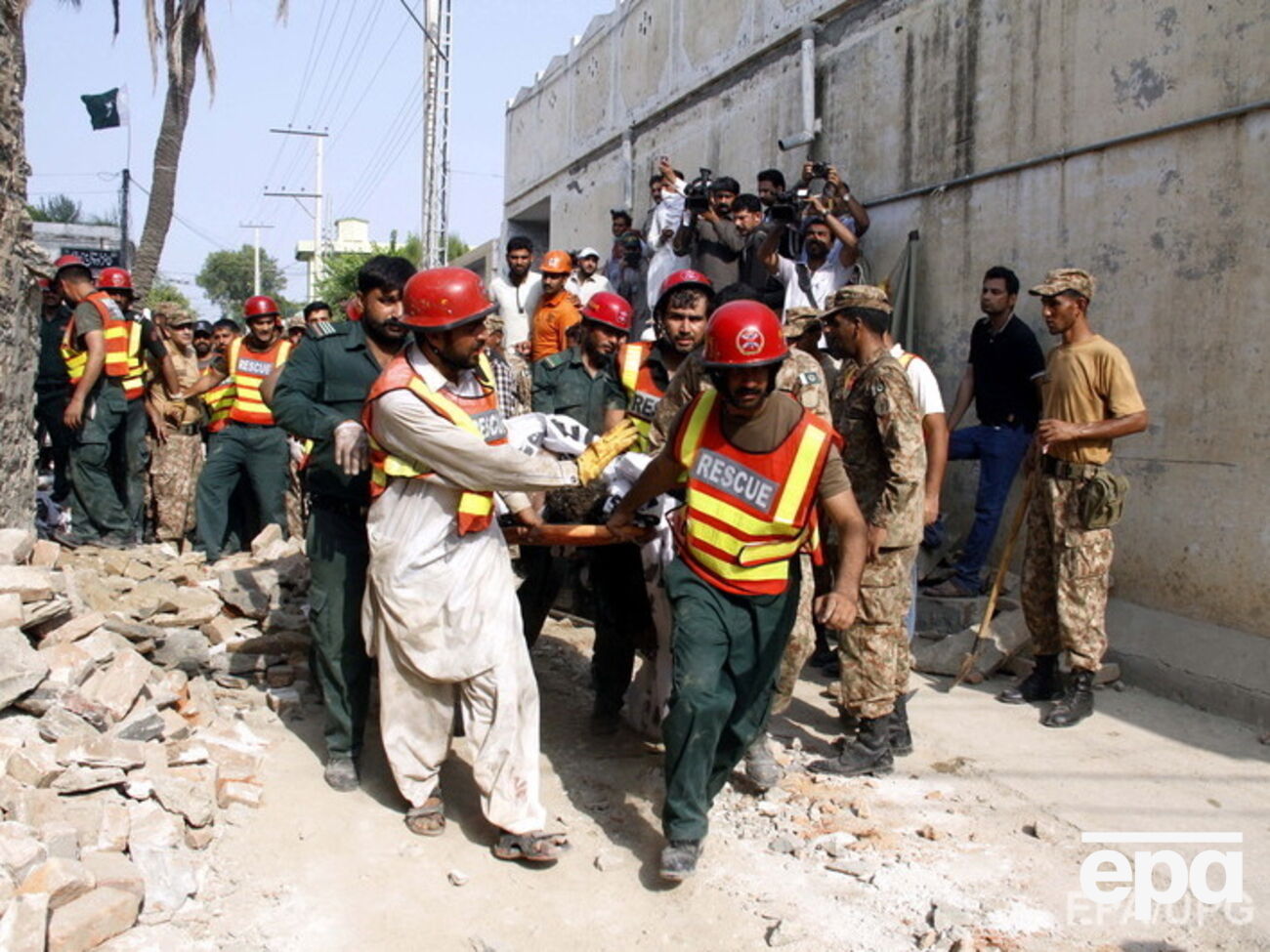 Из-за взрыва бомбы девять человек погибли, 20 еще находятся под завалами