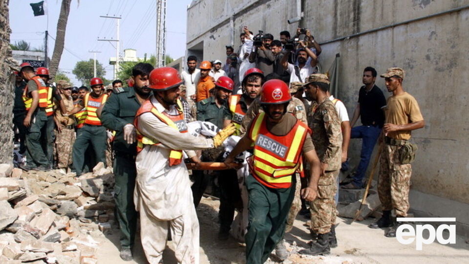 Из-за взрыва бомбы девять человек погибли, 20 еще находятся под завалами