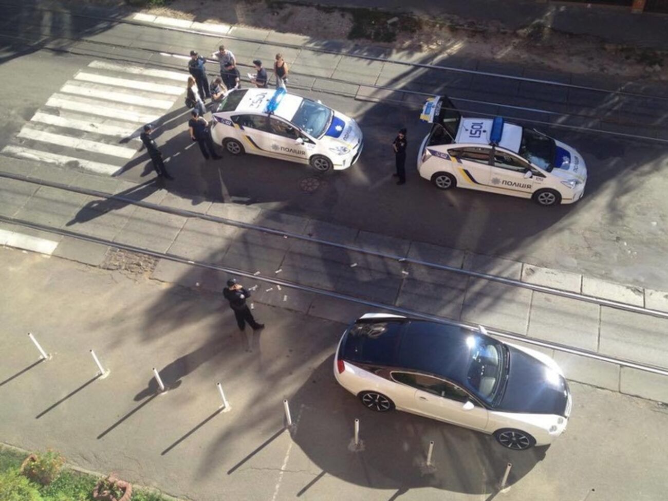 Водитель Бентли&nbsp;разбросал доллары на трамвайных рельсах