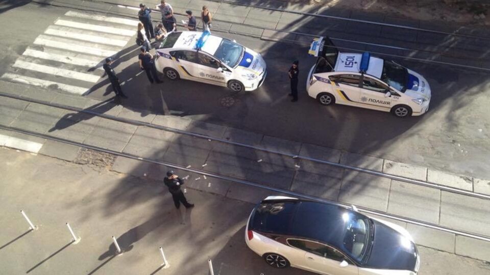 Водитель Бентли разбросал доллары на трамвайных рельсах