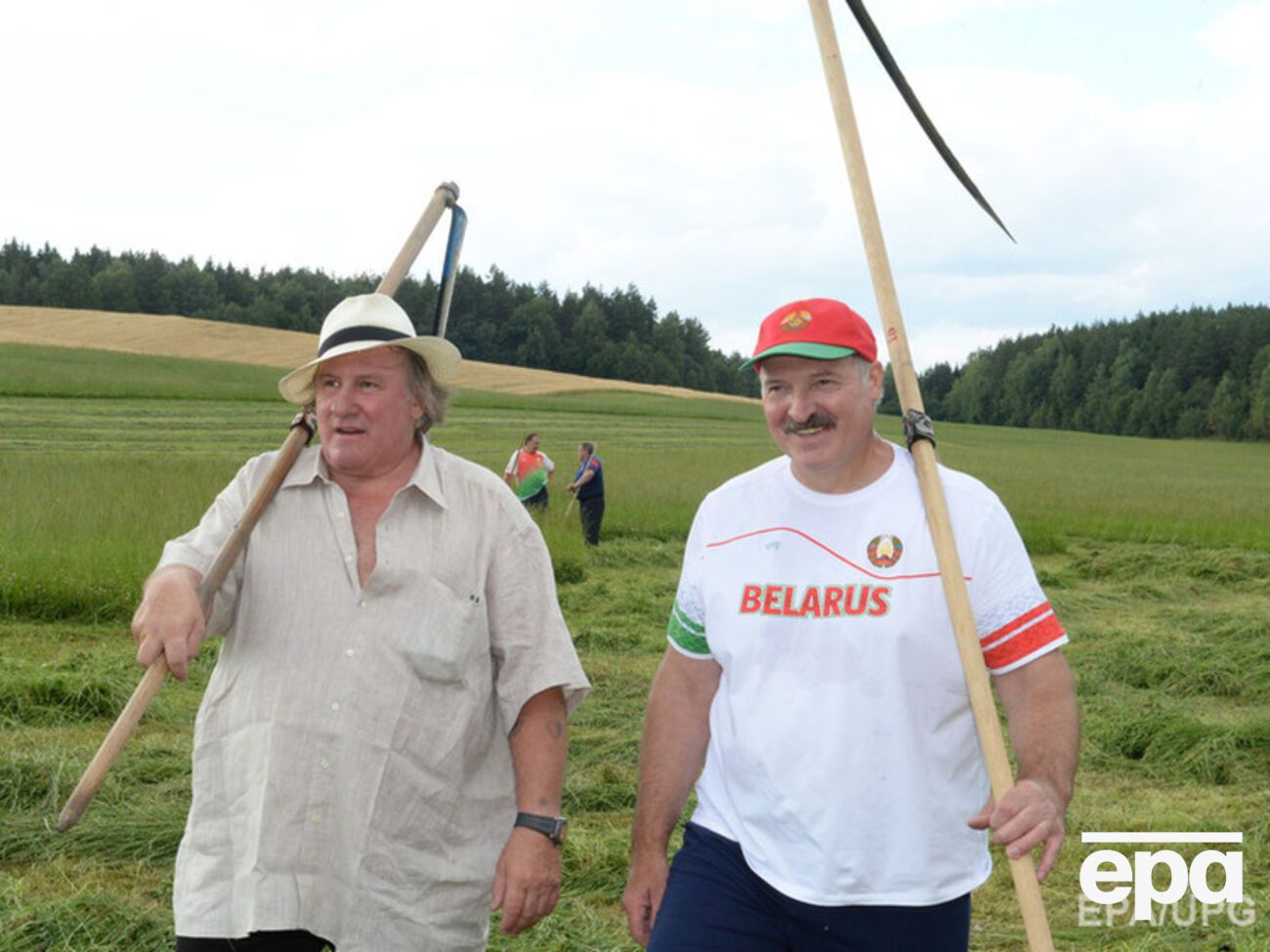 Лукашенко научил младшего сына копать картофель, а актера Депардье &ndash; косить траву