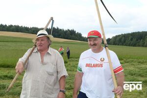 Лукашенко научил младшего сына копать картофель, а актера Депардье – косить траву