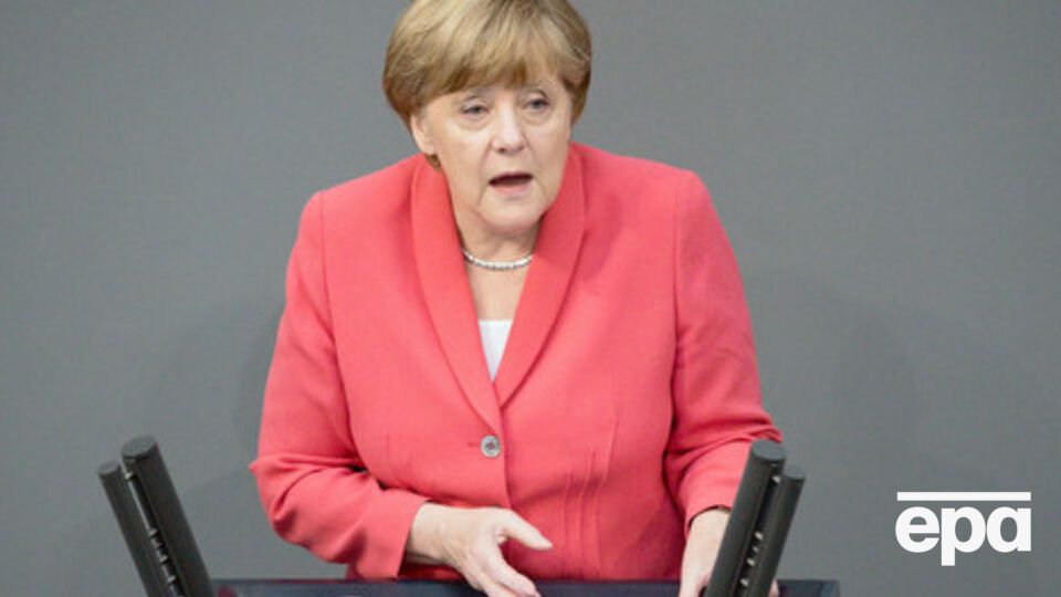 Меркель выступила против списания долгов Греции