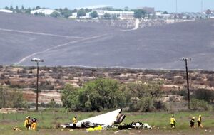 Обломки двух столкнувшихся самолетов разбросаны по большой территории в окрестностях аэропорта Brown Field в Сан-Диего