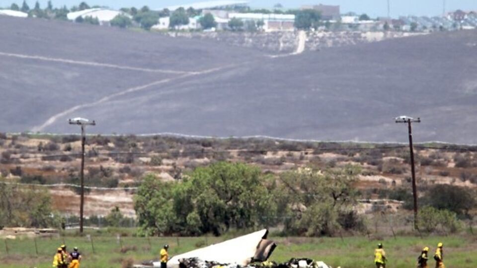 Обломки двух столкнувшихся самолетов разбросаны по большой территории в окрестностях аэропорта Brown Field в Сан-Диего