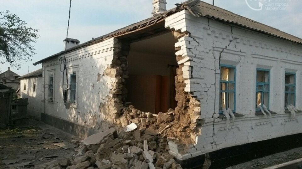 В результате обстрела поселка погибли двое жителей