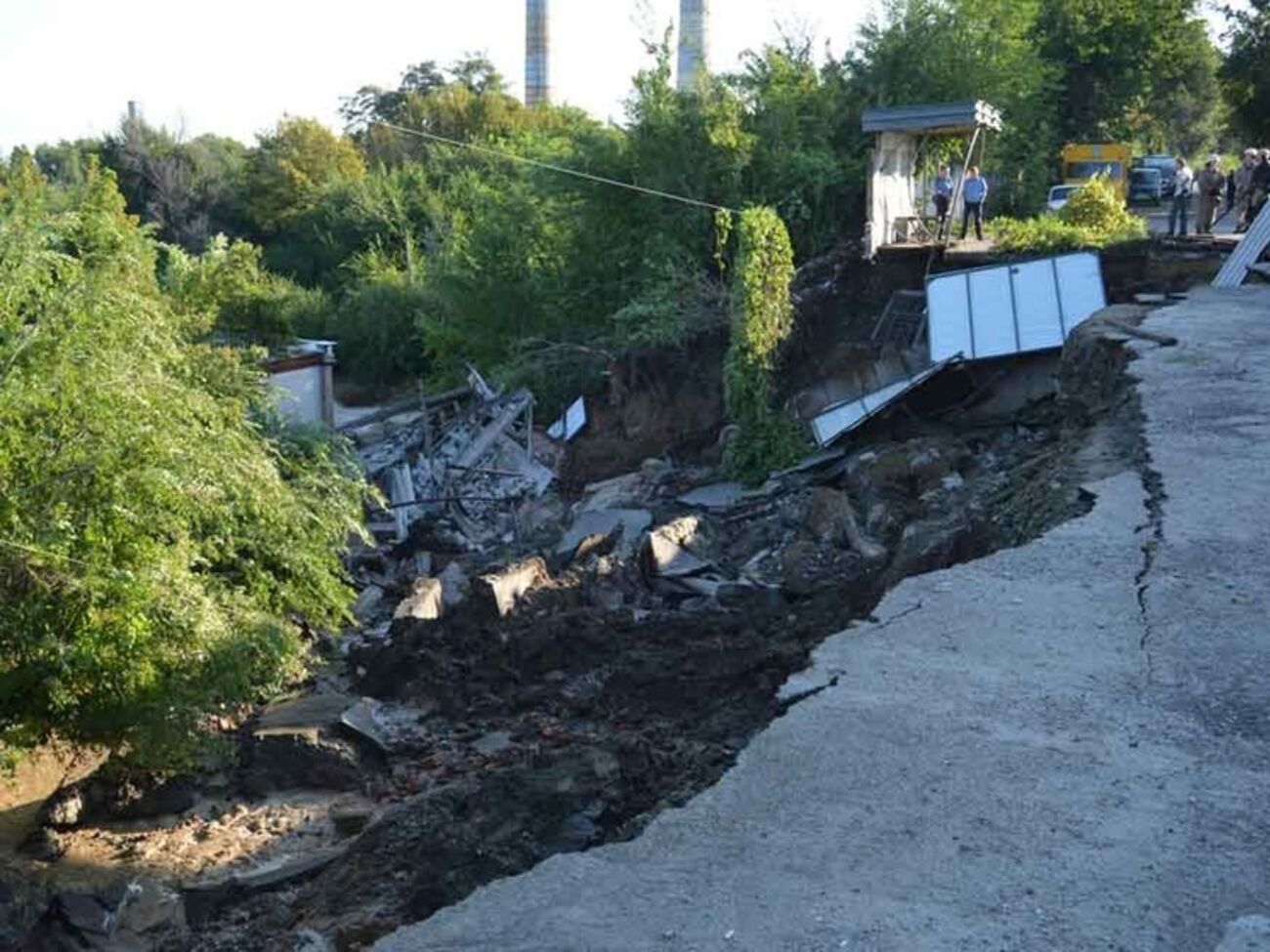 Здание КПП автобазы "Автомир" сползло на 10 метров