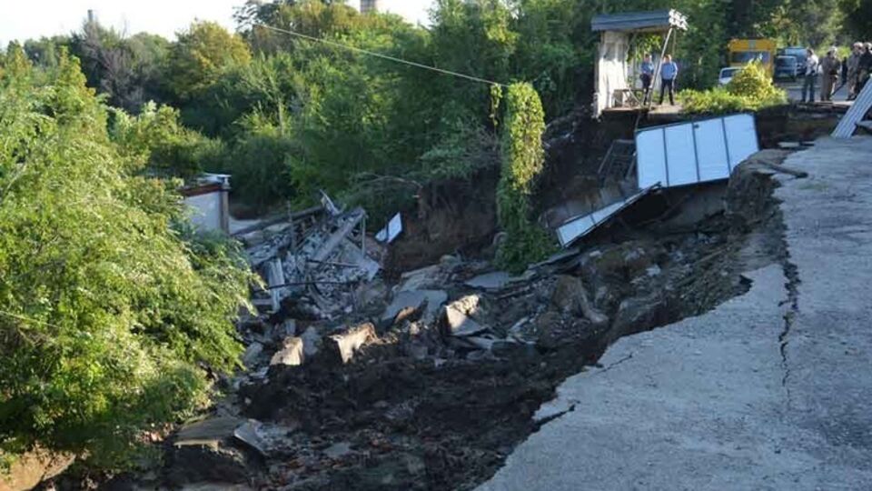 Здание КПП автобазы "Автомир" сползло на 10 метров