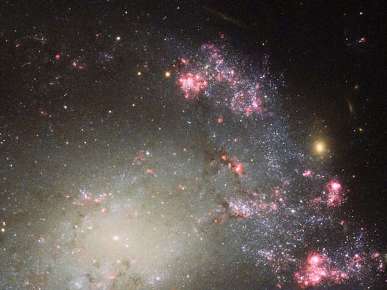 Галактика характеризуется активным звездообразованием