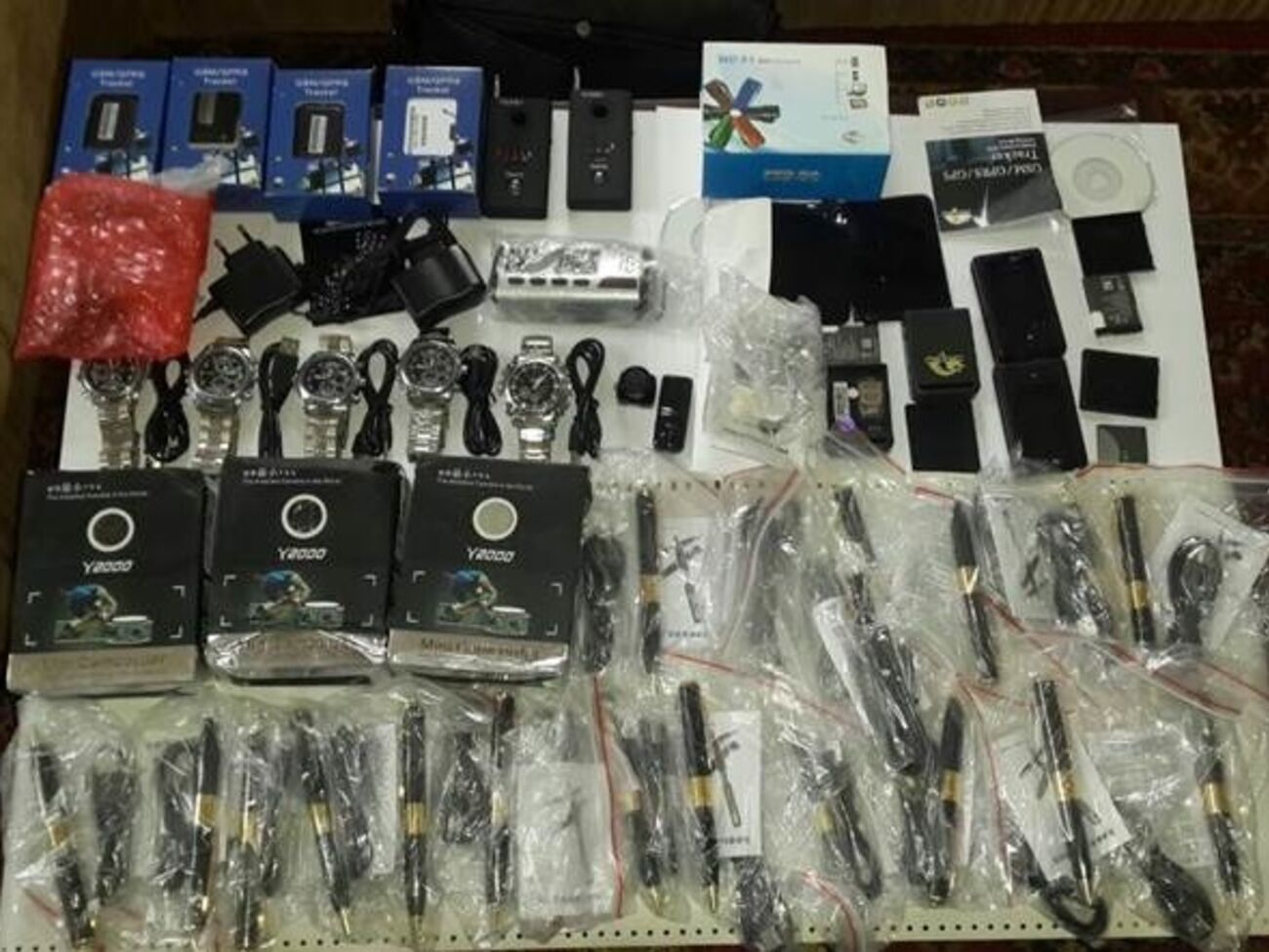 Сотрудники СБУ изъяли у злоумышленника миниатюрные видеокамеры и микрофоны, закамуфлированные под авторучки, брелки, часы, а также GSM-закладки и другие устройства