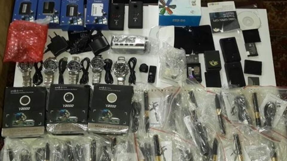 Сотрудники СБУ изъяли у злоумышленника миниатюрные видеокамеры и микрофоны, закамуфлированные под авторучки, брелки, часы, а также GSM-закладки и другие устройства