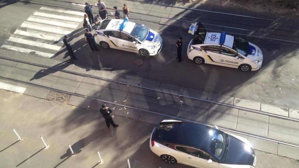 Водитель "Бентли" согласился провериться на алкоголь "ради новой полиции", а потом разбрасывал на дороге деньги. Видео