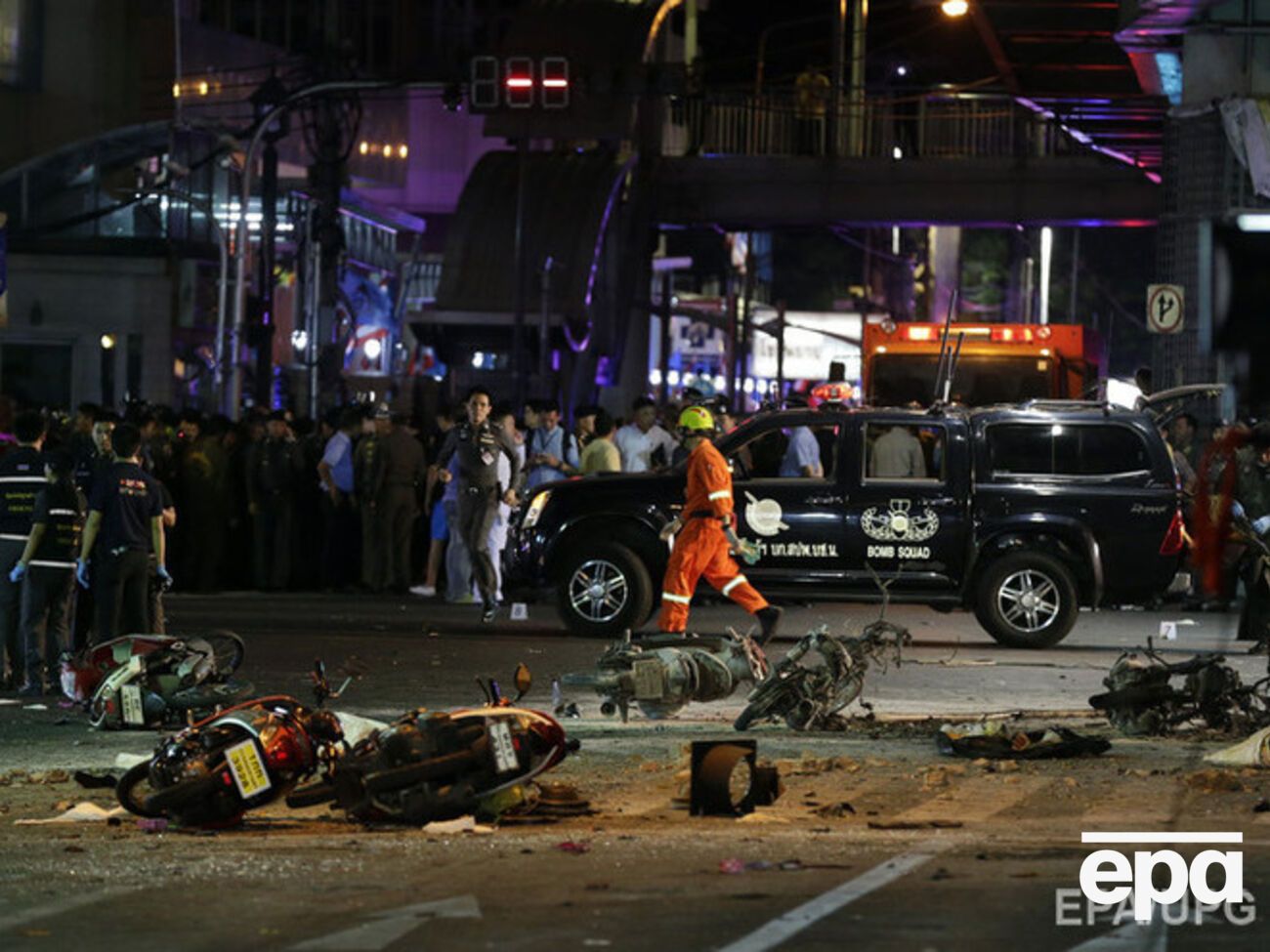 В результате взрыва самодельной бомбы в Бангкоке погибли не менее 27 человек