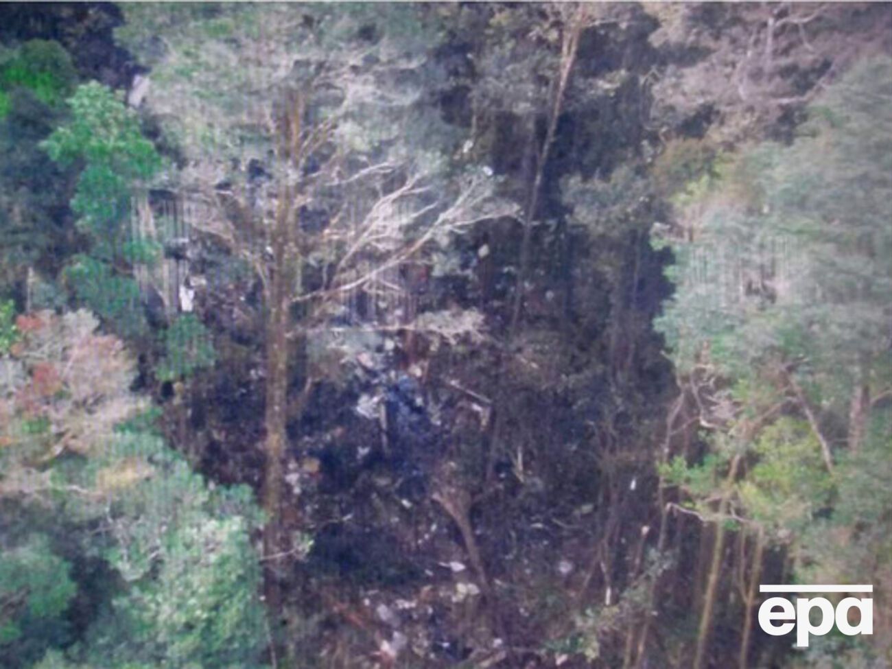 Спасатели продолжают поисковые работы на месте авиакатастрофы