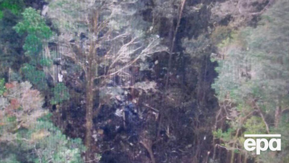 Спасатели продолжают поисковые работы на месте авиакатастрофы