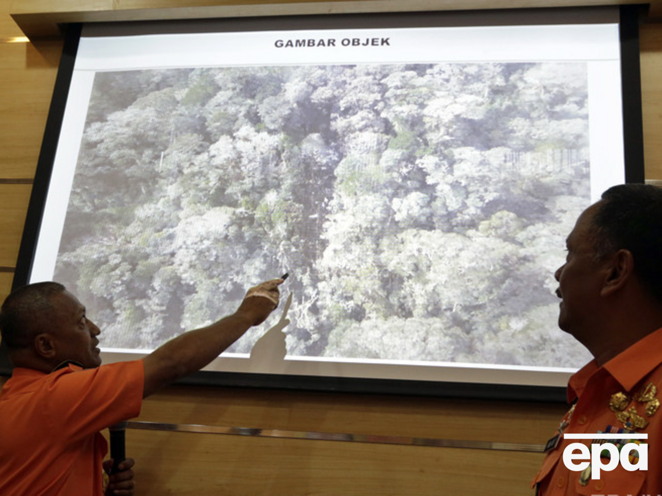 Доступ к месту крушения ограничен из-за рельефа и джунглей