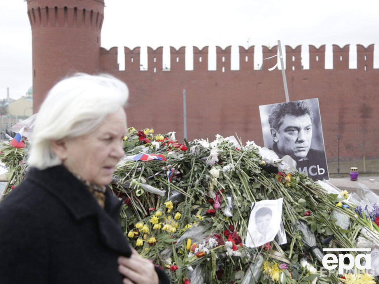 С импровизированного мемориала убрали портреты и свечи