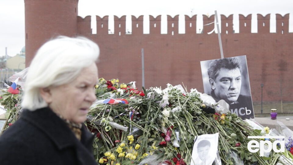 С импровизированного мемориала убрали портреты и свечи